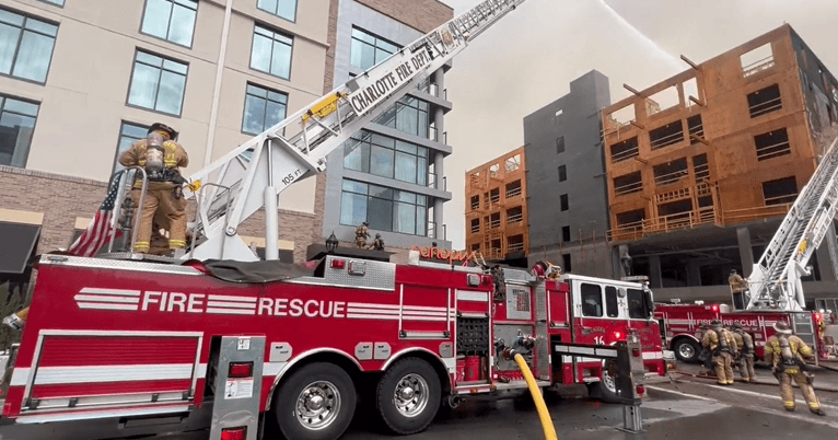 El operador de la grúa fue trasladado a un hospital con lesiones que no se ponen en riesgo su vida.
<br>