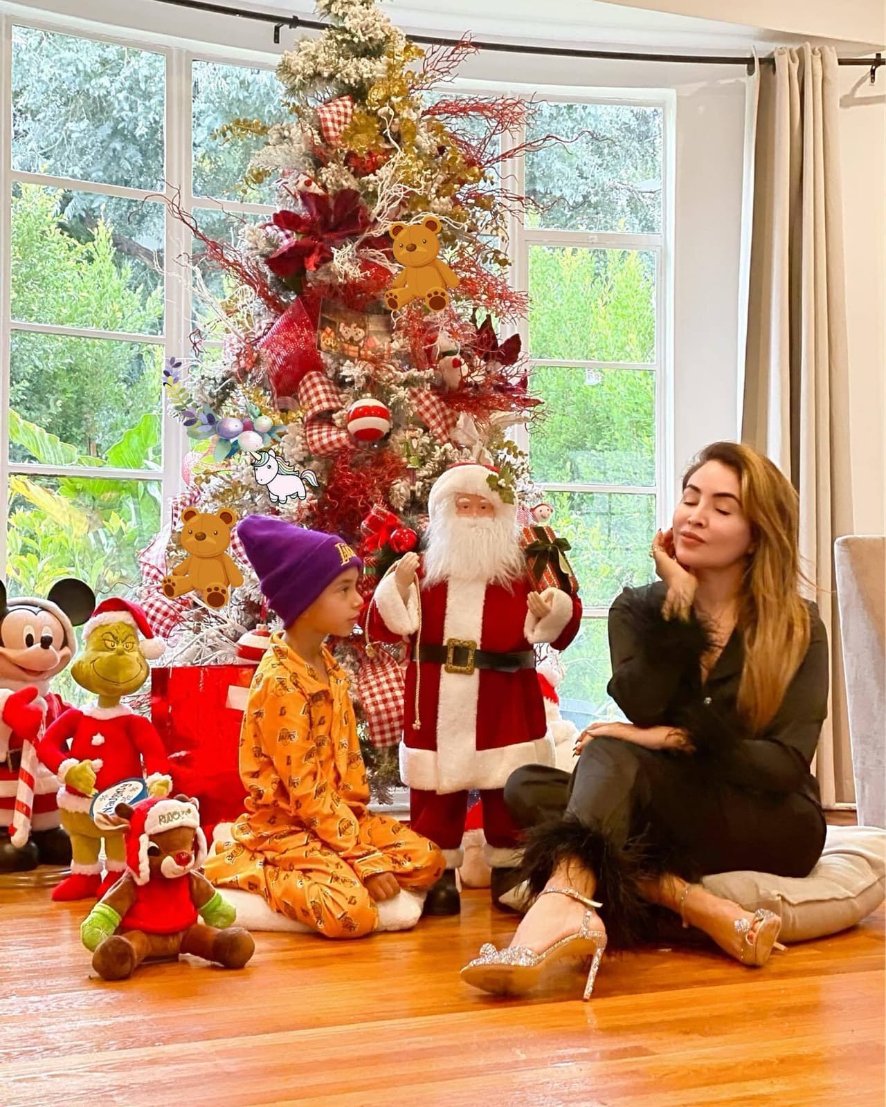 De regreso en Los Ángeles, la locutora nos mostró cómo celebró las fiestas decembrinas y compartió una imagen de Luca abriendo los regalos que Santa Claus le trajo.