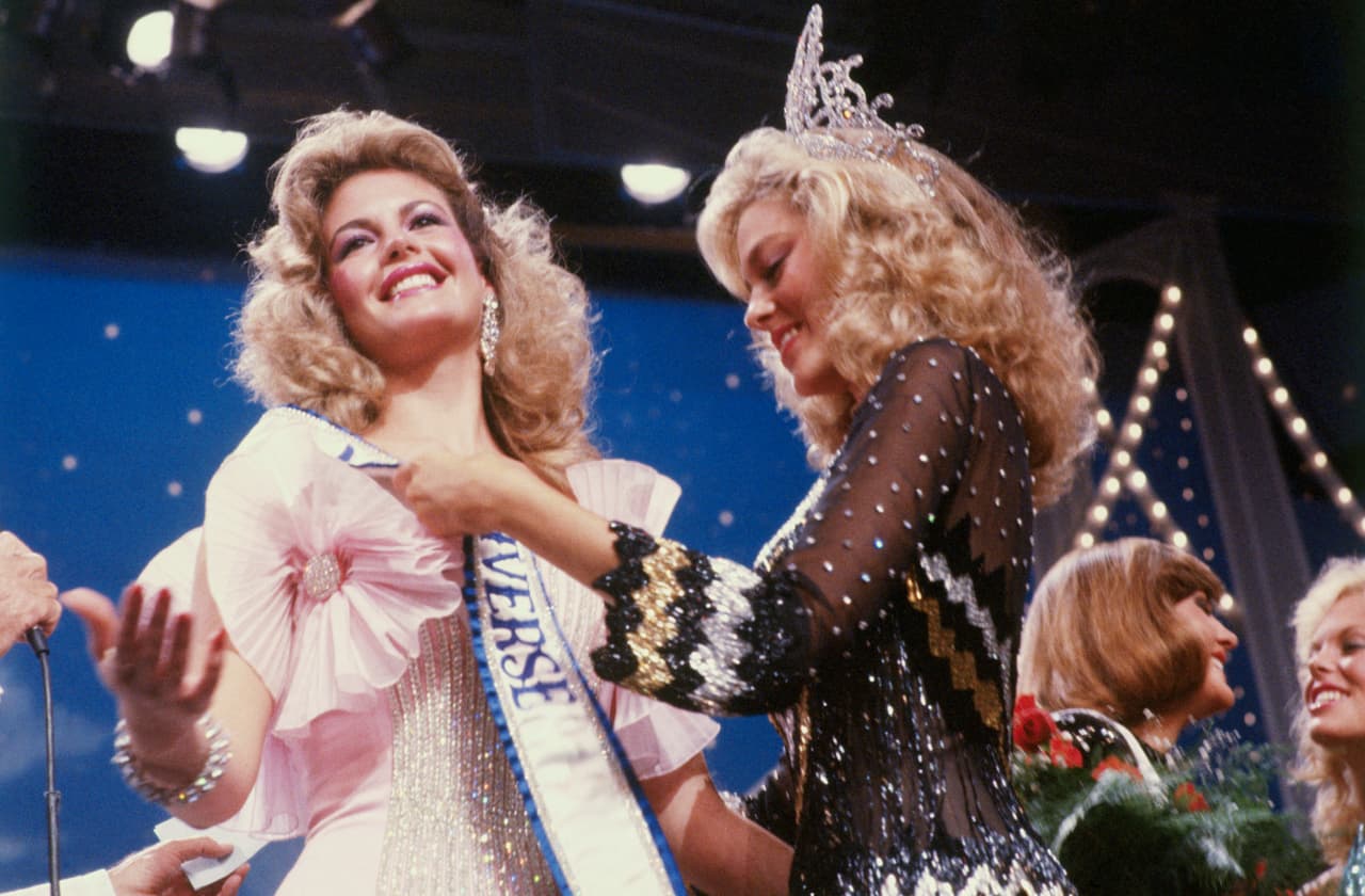 Irene Sáez ganó el concurso Miss Universe en 1981. Después de su 'reinado’ estudió Ciencias Políticas en la Universidad Central de Venezuela y fue alcaldesa del municipio Chacao de Caracas. En 1999 compitió por la presidencia del país y perdió contra Hugo Chávez. Más tarde, ganó la gobernación del estado Nueva Esparta apoyada por el movimiento político de su excontrincante, pero se retiró de la política a los pocos meses de obtener la gobernación.