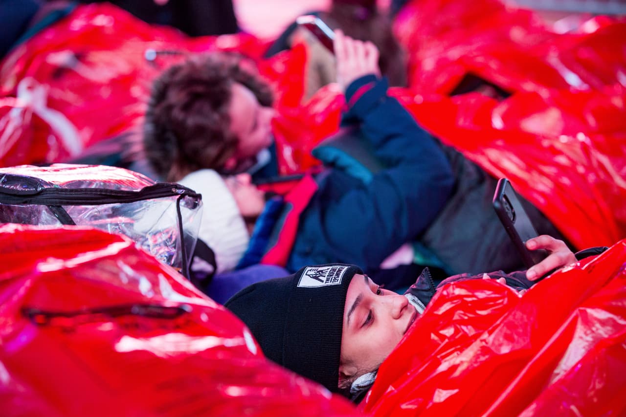 La gente se acostó en el suelo en bolsas de dormir con un clima de 30ºF para la protesta