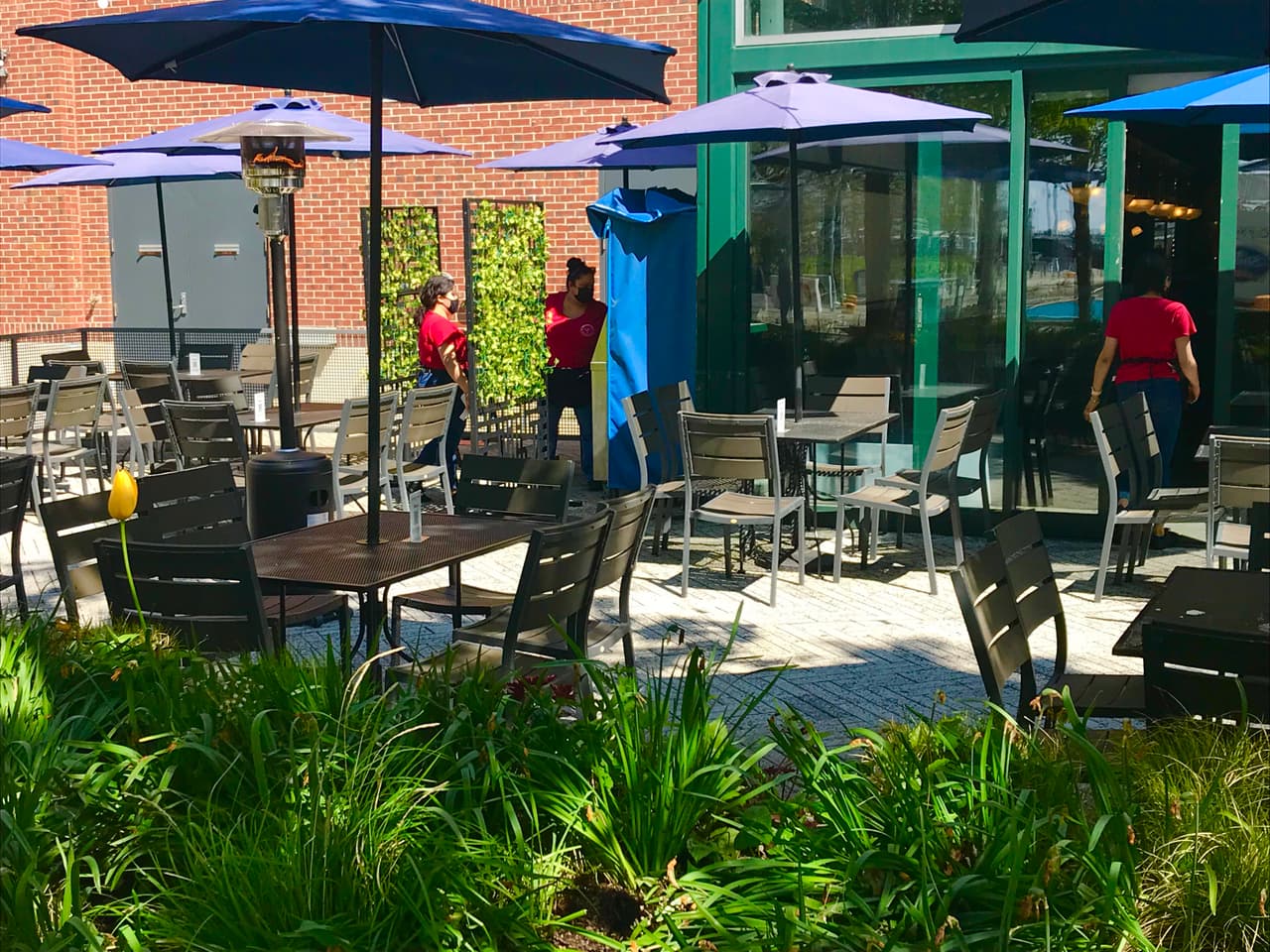 <b>Camino a la normalidad</b>
<br>Festivales y eventos al aire libre pueden realizarse con 15 personas por cada 1,000 pies cuadrados. Restaurantes y bares pueden ampliar su capacidad en interior hasta el 50% o 100 personas, como mínimo. Y mercados al aire libre pueden operan al 25% de su capacidad o 15 personas por cada 1,000 pies cuadrados.
<br>