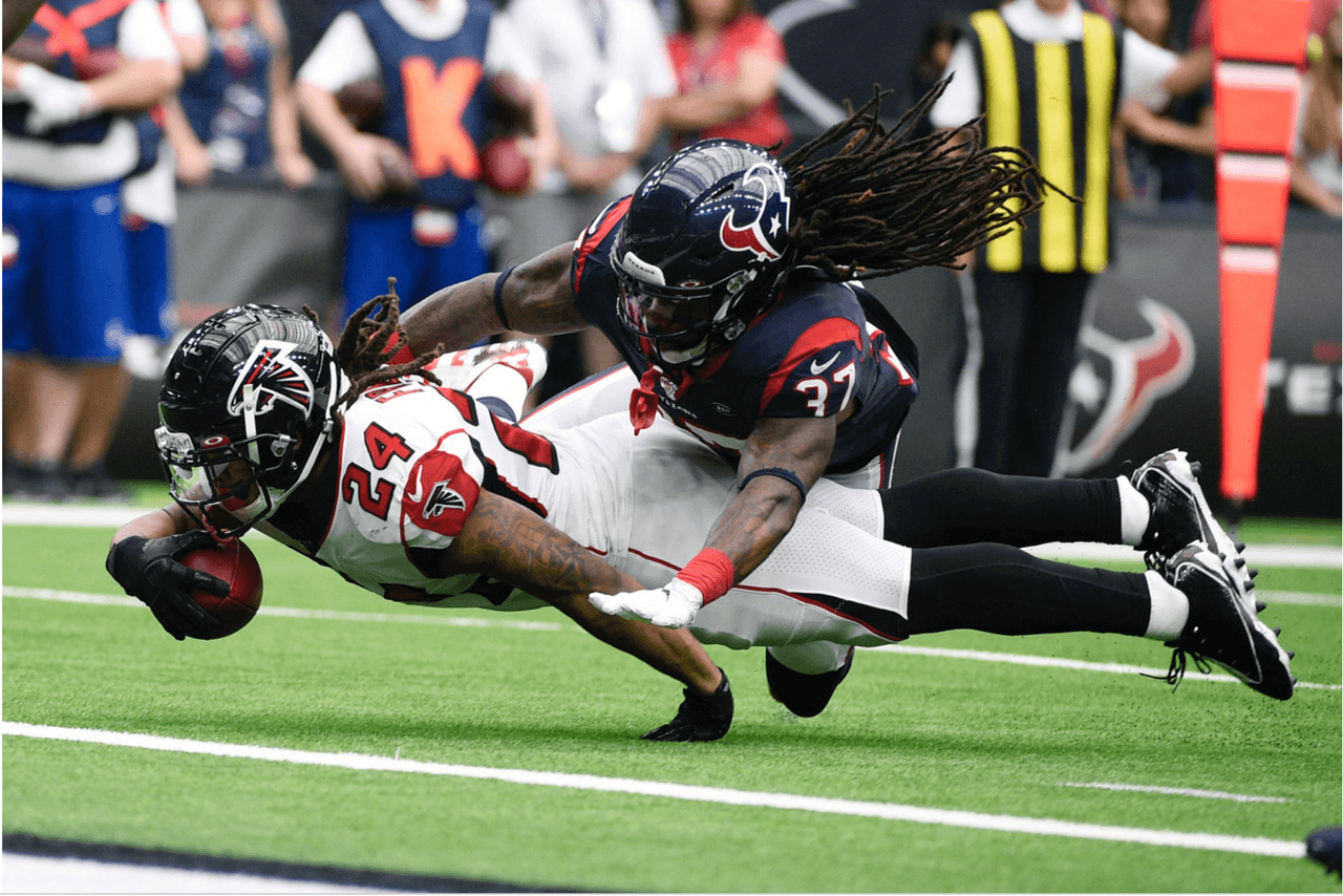 Devonta Freeman de Atlanta Falcons se lanza para anotar, atrás está Jahleel Addae de los Houston Texans.