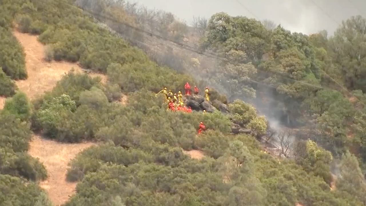 Más de 230 bomberos están respondiendo a la emergencia. El incendio puso en peligro el único camino que conduce a una comunidad mayormente residencial con algunas granjas, según las autoridades.