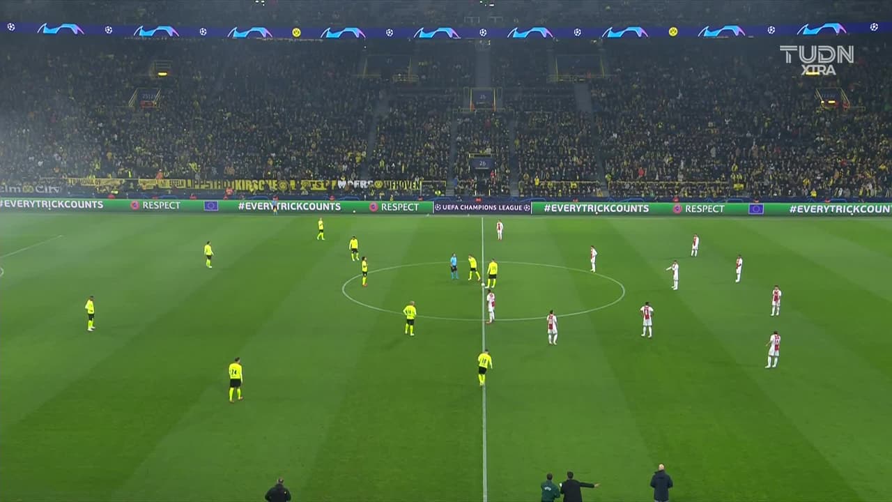 Arranca el partido y la pelota está en juego.