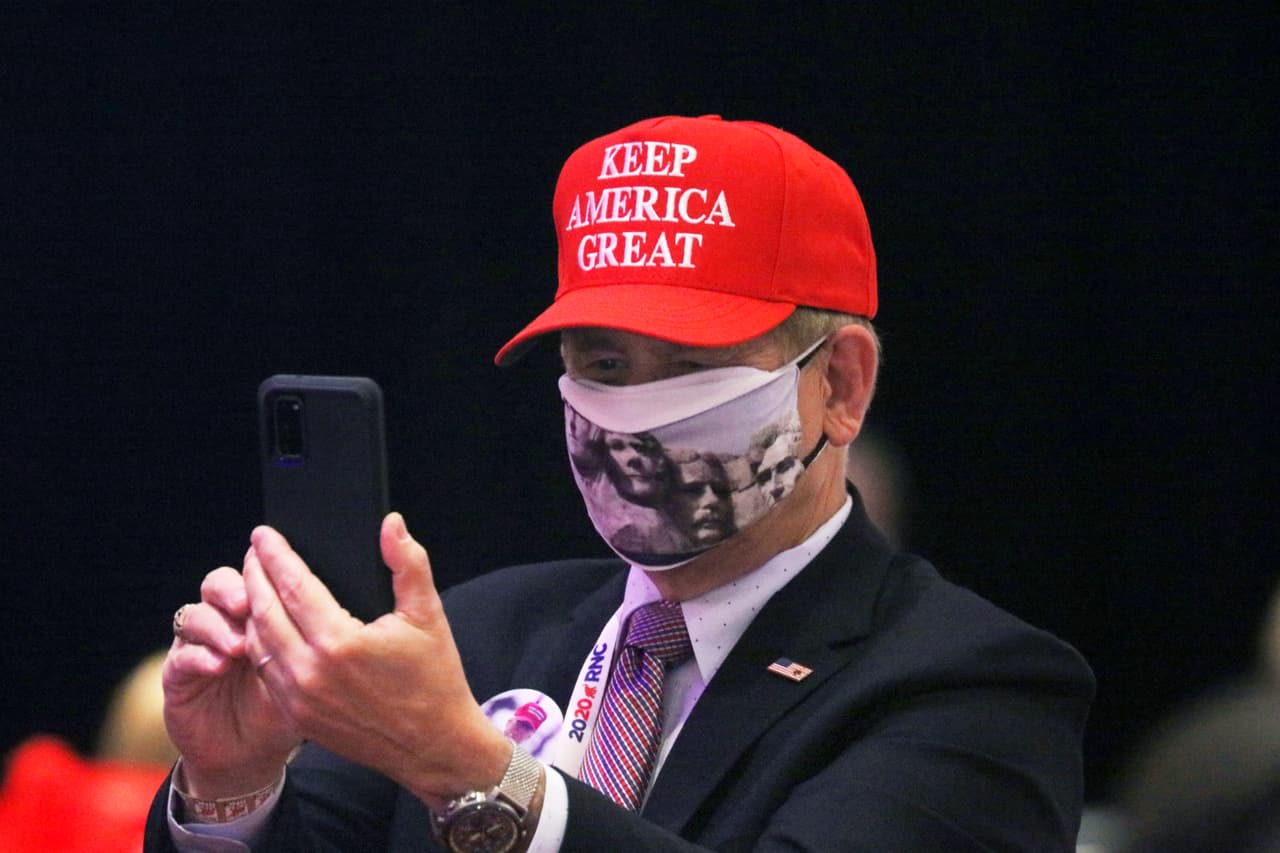 Una de las personas presentes fotografía a Trump con su teléfono. La formalización de la fórmula presidencial republicana se había producido al inicio de la Convención Nacional.