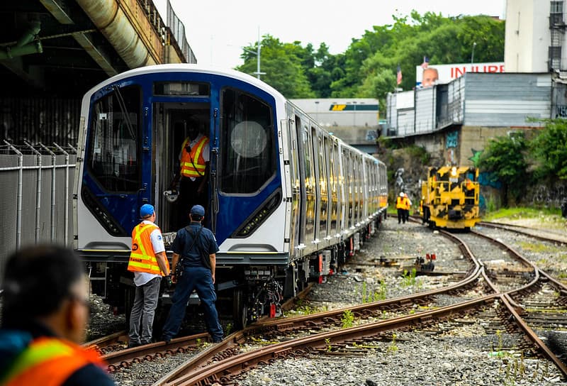 Los vagones serán fabricados por Kawasaki Rail Car, Inc., subsidiaria estadounidense de Kawasaki Rail Car Manufacturing Co., Ltd., en sus instalaciones de Lincoln, Nebraska y 
<b>Yonkers, Nueva York.</b>