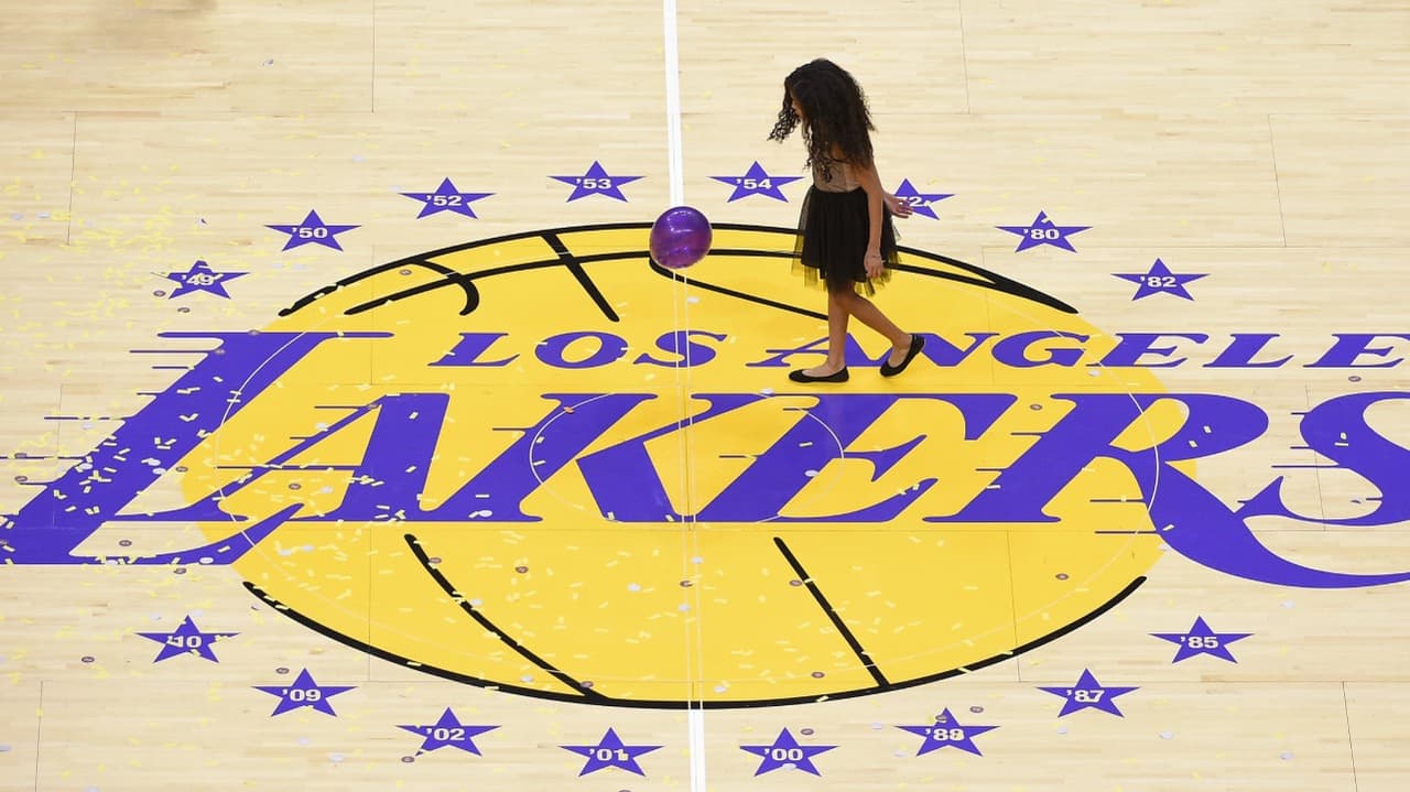 Mientras que el 2 fue el número que eligió 
<b><a href="https://www.univision.com/noticias/estados-unidos/los-restos-mortales-de-kobe-bryant-y-de-su-hija-gigi-fueron-entregados-a-vanessa-bryant">su hija Gianna</a></b> para jugar básquetbol juvenil y seguir los pasos de su famoso padre.
<br>