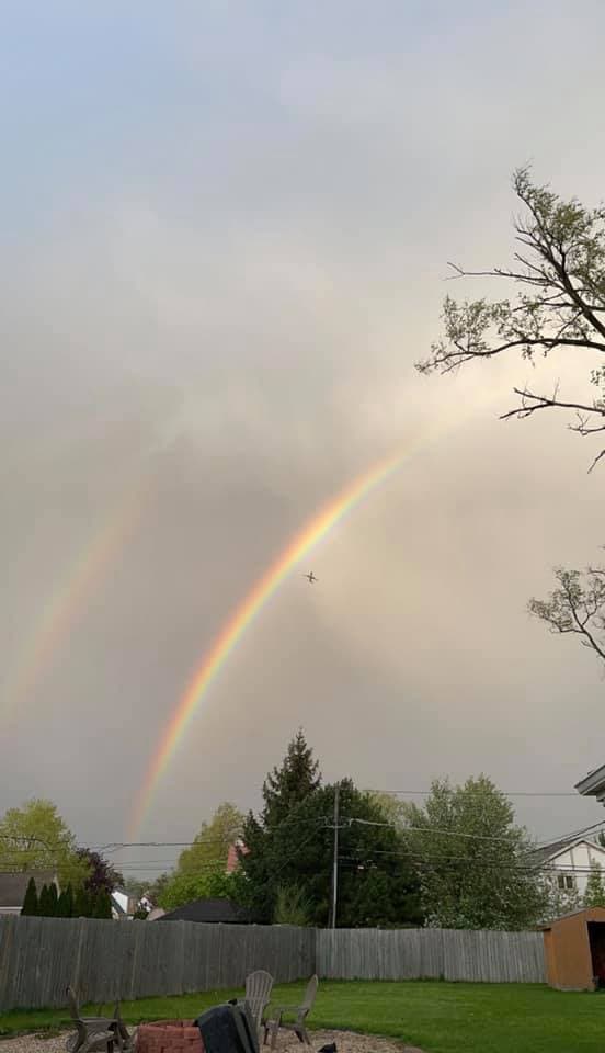 <b>¿Qué hace un arcoíris doble?</b>
<br>A veces se puede ver otro arcoíris secundario más tenue sobre el arcoíris primario. El arcoíris primario es causado por un reflejo dentro de la gota de agua. El arcoíris secundario es causado por una segunda reflexión dentro de la gota, y esta luz "re-reflejada" sale de la gota en un ángulo diferente. El arcoíris secundario también tendrá el orden de los colores invertido, con rojo en la parte inferior y violeta en la parte superior.