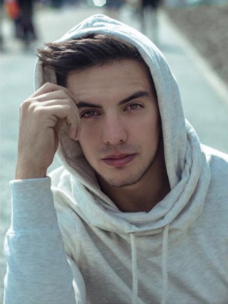 Tiene 27 años, es cantante y actor de cine y televisión.