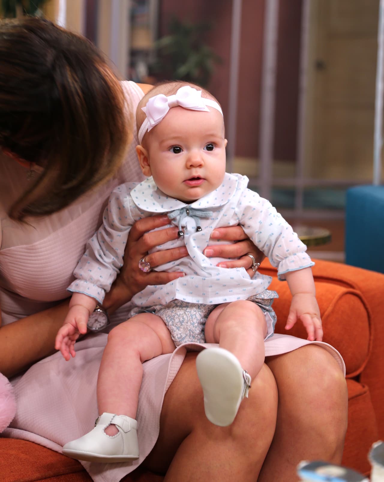 Alana estaba muy atenta a todas las travesuras que hacían sus amiguitos en el estudio.