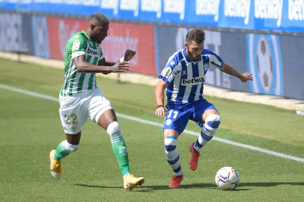 Emerson del Real Betis trata de ganar el esférico a Luis Rioja del Deportivo Alaves.