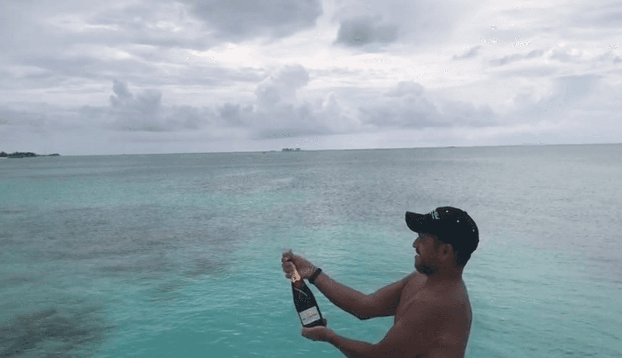 El momento no podía ser más inolvidable hasta que Luis Carlos descorchó una botella de champaña.
<br>