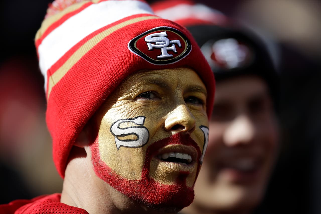 Los aficionados de los San Francisco 49ers sacaron sus mejores galas y su mejor maquillaje para apoyar a su equipo durante el juego por la Serie Divisional contra los Vikingos de Minnesota.