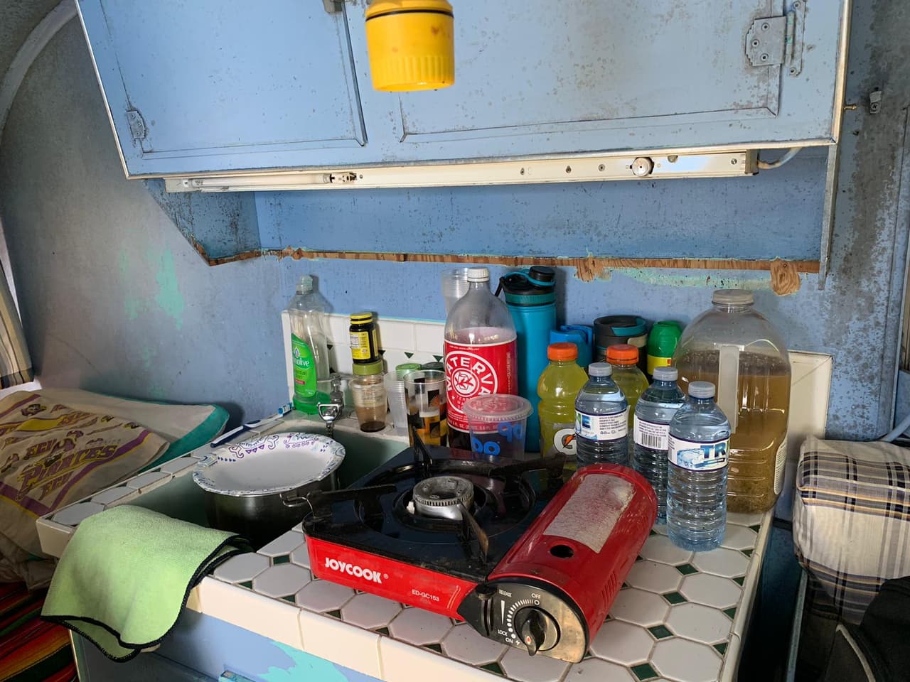 Debido al mandato que obliga que los predadores sexuales no puedan vivir a 2,500 pies a la redonda de escuelas, parques y guarderías, cada vez se les dificulta más encontrar dónde vivir.
<br>