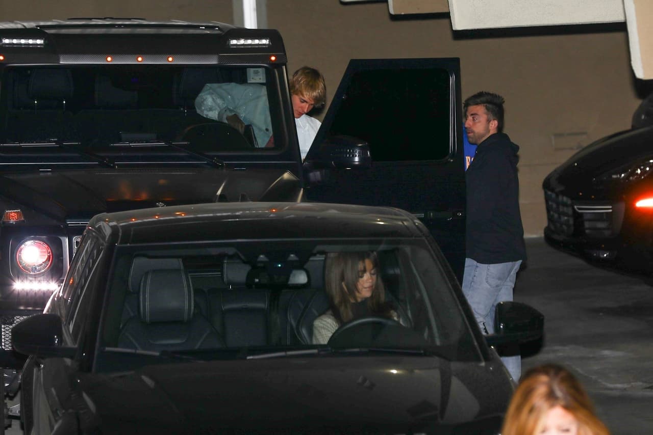 Para su reencuentro con la cantante de 25 años, llegó en su camioneta Mercedes Benz.