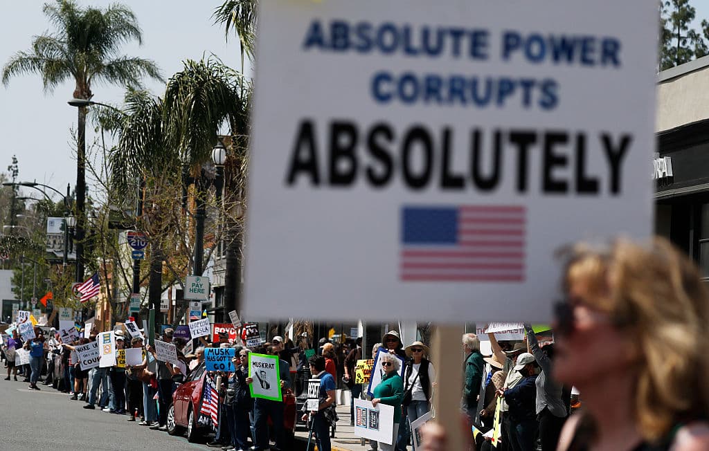 <b>"El poder absoluto corrompe de forma absoluta"</b>, advertía en otra pancarta una de las participantes en las protestas 'Tesla Takedown', frente al concesionario de estos autos en Pasadena.