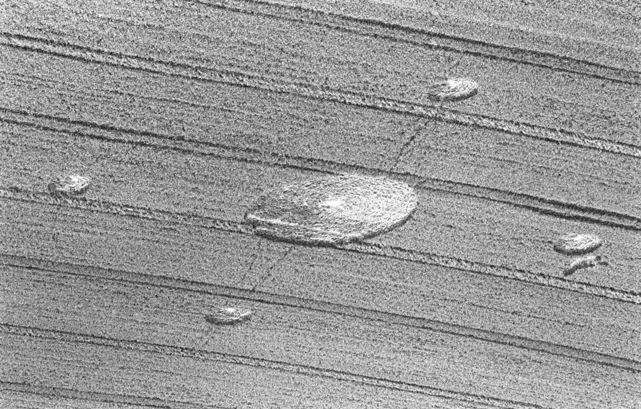 Este es uno de los primeros diseños encontrados en un campo inglés en la década de 1970, cuando comenzaron a salir reportes de que estas creaciones aparecían de la noche a la mañana. Pronto, aficionados y creyentes de lo paranormal lo atribuían a extraterrestres.