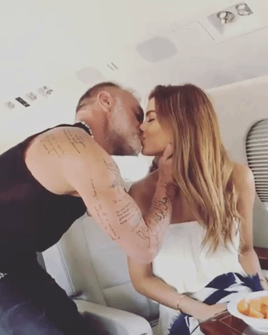 "¡El beso más especial del momento! ¡Primicia! Mi gran amigo Gianluca Vacchi me envió en exclusiva este video robándole un beso a la hermosa Ariadna Gutiérrez", con este video y este texto el cantante Sebastián Yatra nos confirmaba el romance entre el millonario y la reina de belleza, en junio de 2017.