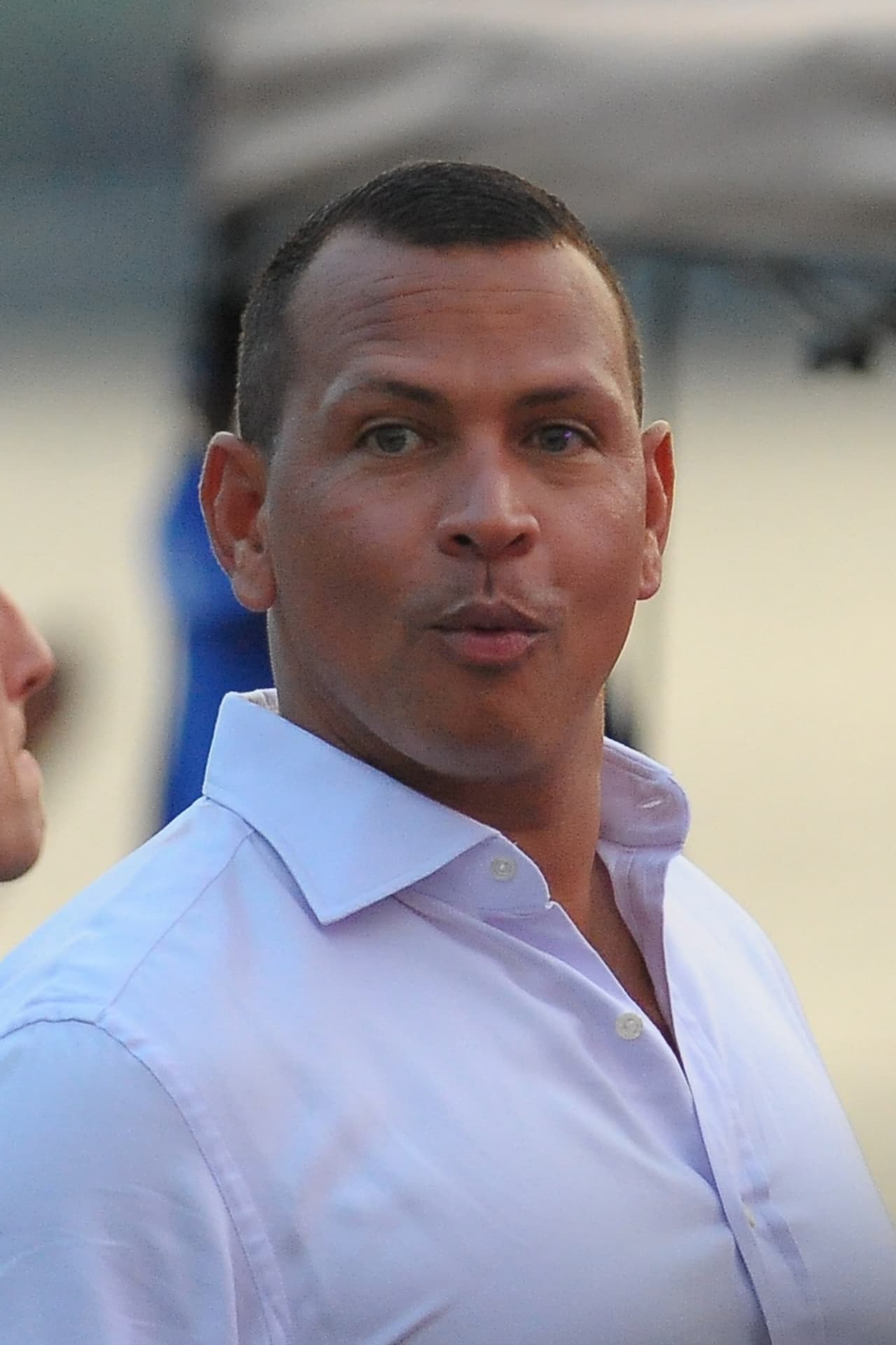 El comentarista y exjugador de béisbol Alex Rodríguez no dejaba de ver el show con atención, siendo sus gestos lo que llamó la atención de los paparazzi.