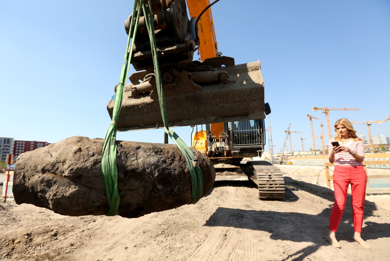 Los trenes, tranvías y autobuses fueron detenidos o desviados para la operación de desechar la bomba británica encontrada más de 70 años después de la guerra.