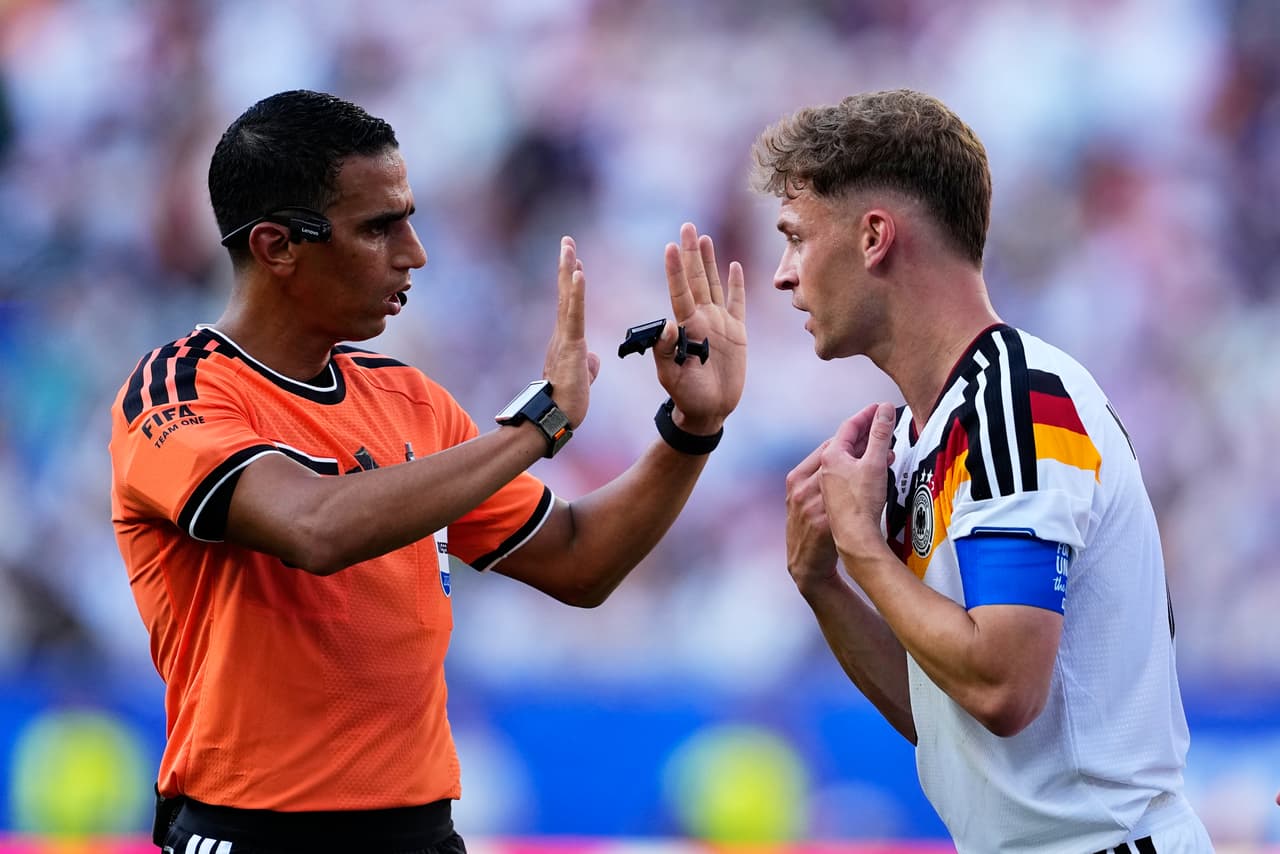 El alemán Joshua Kimmich (6) discute con el árbitro marroquí Jalal Jayed durante el partido de dieciseisavos de final de la Copa del Mundo entre Alemania y Paraguay en Foxborough, Massachusetts, cerca de Boston, el lunes 29 de junio de 2026.