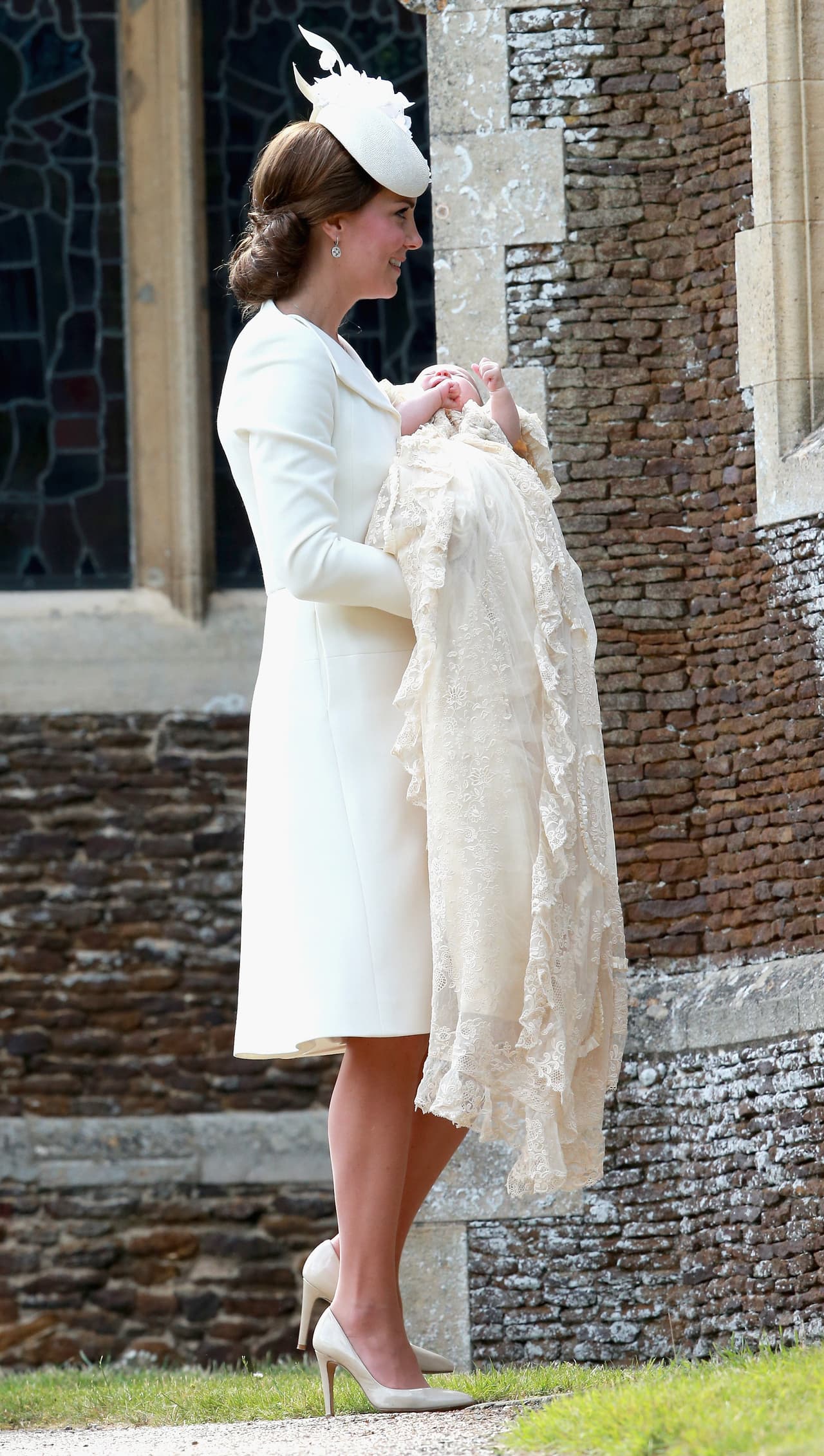 El medio británico afirma que se espera que Archie porte el mismo faldón o vestido de bautizo que han usado sus primos, el príncipe George, la princesa Charlotte y el príncipe Louis. Esta prenda es una réplica de la pieza original que fue encargada por la reina Victoria para el bautizo de su primer hija, la princesa Victoria, en 1841. 
<b>La pieza original la usaron 62 bebés de la realeza</b>, incluidos los príncipes Harry y William, pero se hizo una réplica en 2004 cuando la reina Isabel decidió que se había vuelto demasiado frágil.