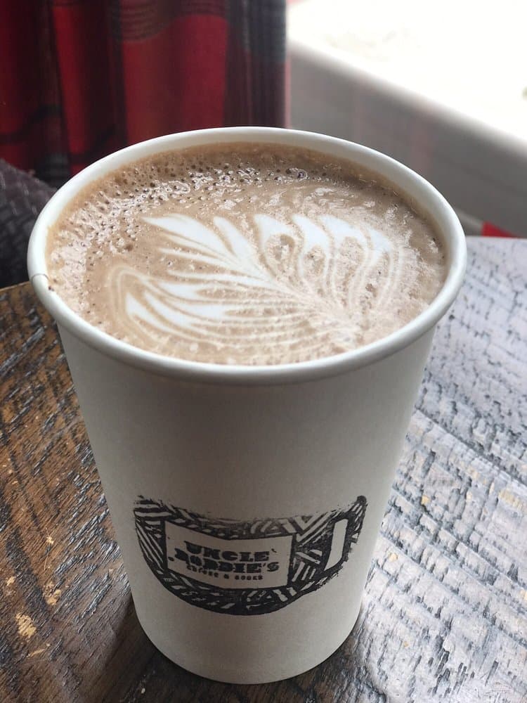 <b>Uncle Bobbie's Coffee & Books</b>
<br>Dirección: 5445 Germantown Ave Philadelphia, PA 19144
<br>Teléfono: (215) 403-7058
<br>Sitio web:
<a href="http://unclebobbies.com">http://unclebobbies.com</a>
<br>
<br>
<a href="https://www.yelp.com/map/uncle-bobbies-coffee-and-books-philadelphia"><b>Cómo llegar</b></a>
<br>
<br>Una usuaria de Yelp dijo: “Es una joya de lugar. Es una librería muy pintoresca con una increíble selección de café. Es un gran lugar para trabajar y encontrar un gran libro. El servicio es impecable y tiene una vibra realmente genial.