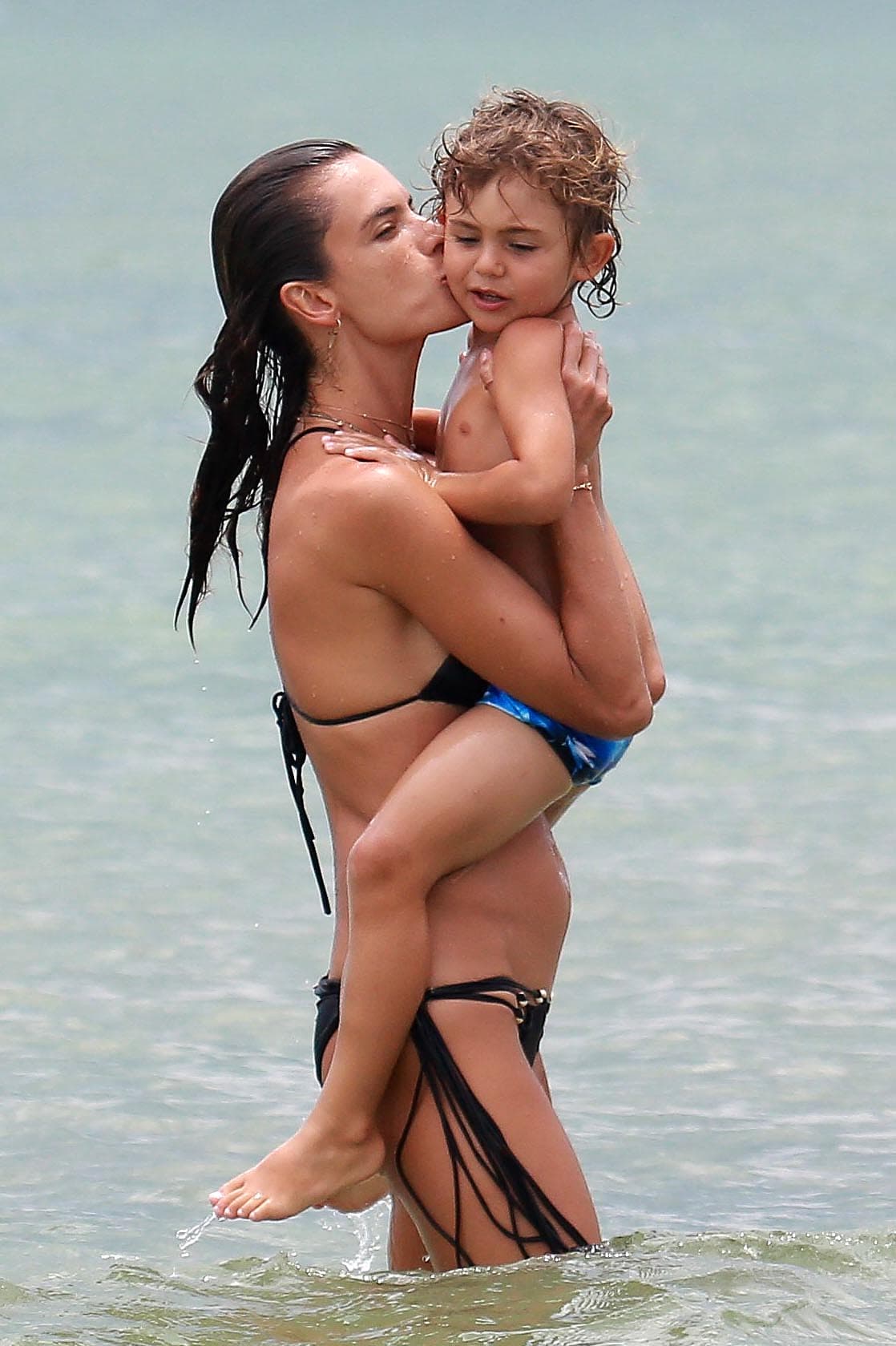 <b>Alessandra Ambrosio</b> siempre muestra un gran amor por sus pequeños, 
<b>Noah Phoeni</b>x es un niño muy afortunado.