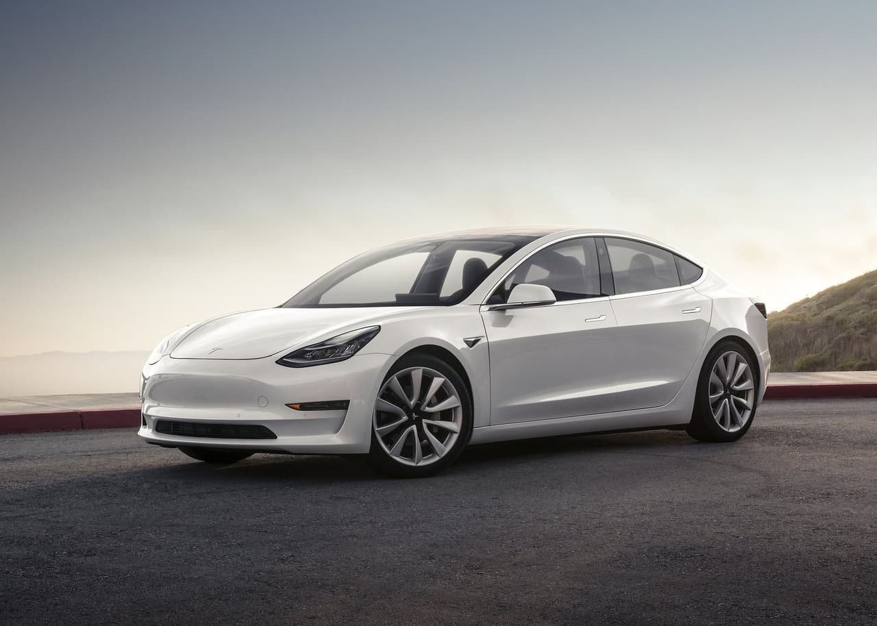 <h3 class="cms-H3-H3"><b>3. Tesla Model 3</b></h3>
<br>
<br>Un 
<b>Tesla Model 3</b> levemente usado en promedio cuesta 
<b>17.8% más</b> que una unidad nueva de paquete, es decir, 
<b>8,300 dólares más</b> que su precio original. 
<br>
<br>
<b>Relacionado:</b> 
<a href="https://www.univision.com/carros/carros-y-famosos/mas-alla-de-tesla-elon-musk-y-su-millonaria-coleccion-de-carros-fotos">Más allá de Tesla: Elon Musk y su millonaria colección de carros</a>