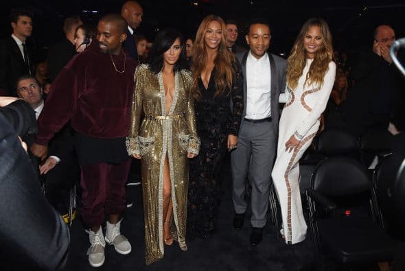 Kanye West, Kim Kardashian, Beyoncé, John Legend y Chrissy Teigen juntos y entre risa y risa en la gala.