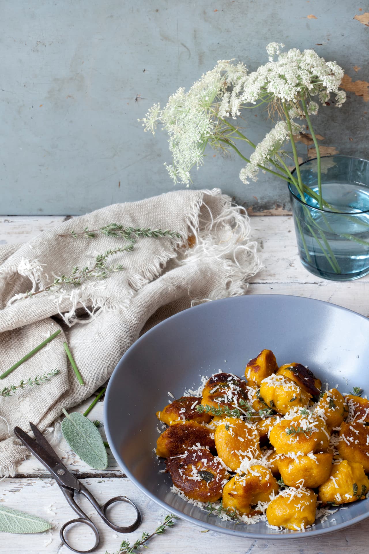 Otro truco sencillo es trozar calabaza y esparcir un poco de queso parmesano sobre ella. ¡Delicioso y rapidísimo!