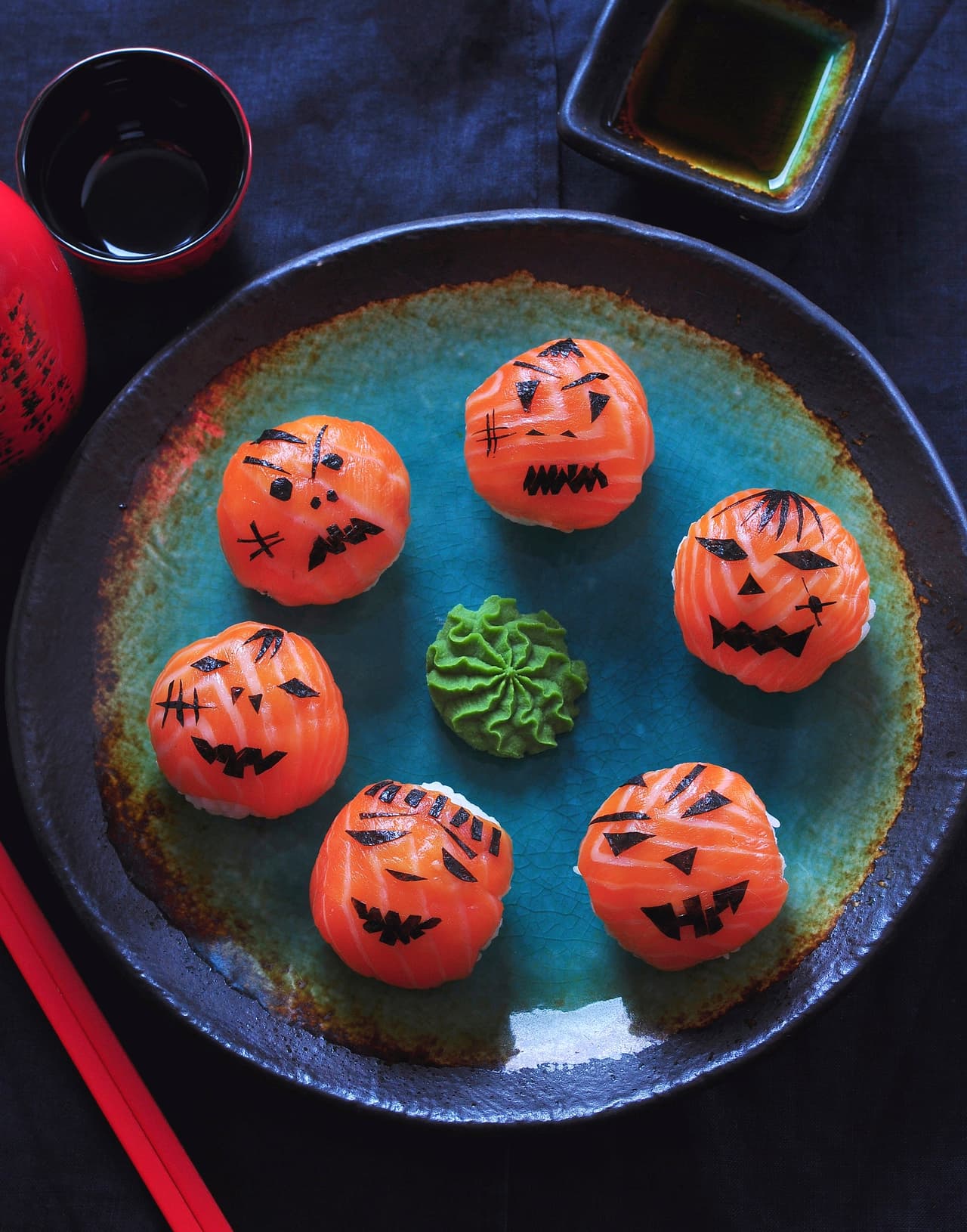 Estas no son calabazas asesinas, sino temari sushi de salmón, cuyos detalles fueron hechos de alga.