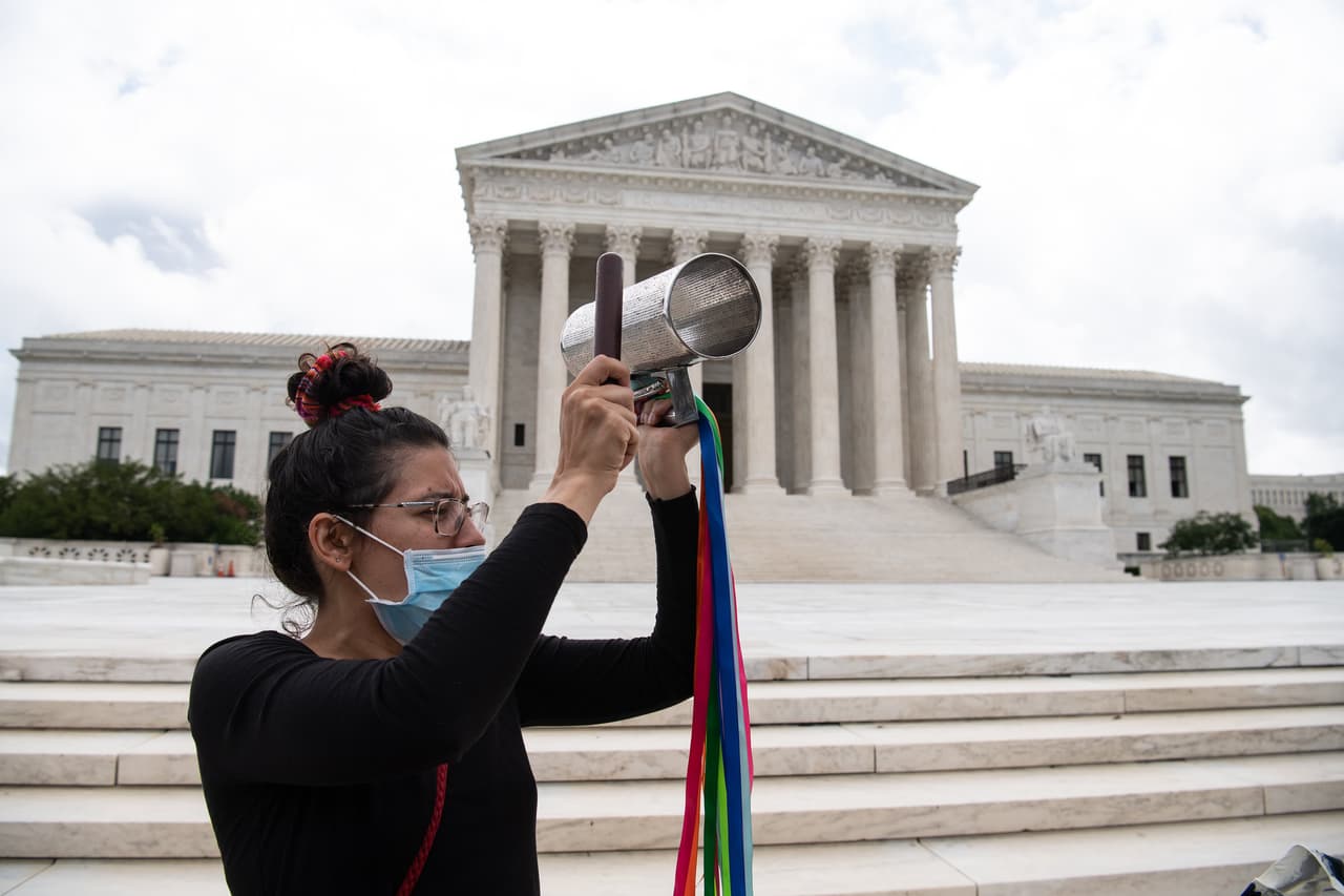 "No decidimos si DACA o su rescisión es una política bien fundamentada", escribió Roberts. Con esto dejó claro que el fallo tiene que ver más con la validez de los argumentos de la Casa Blanca para pedir el fin del programa.
<br>