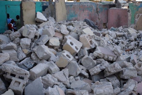 Las aplanadoras destruyeron lo que quedaba del portón y la gente pudo ver por primera vez el interior del palacio gubernamental, con su elegante salón y lámparas de cristal.