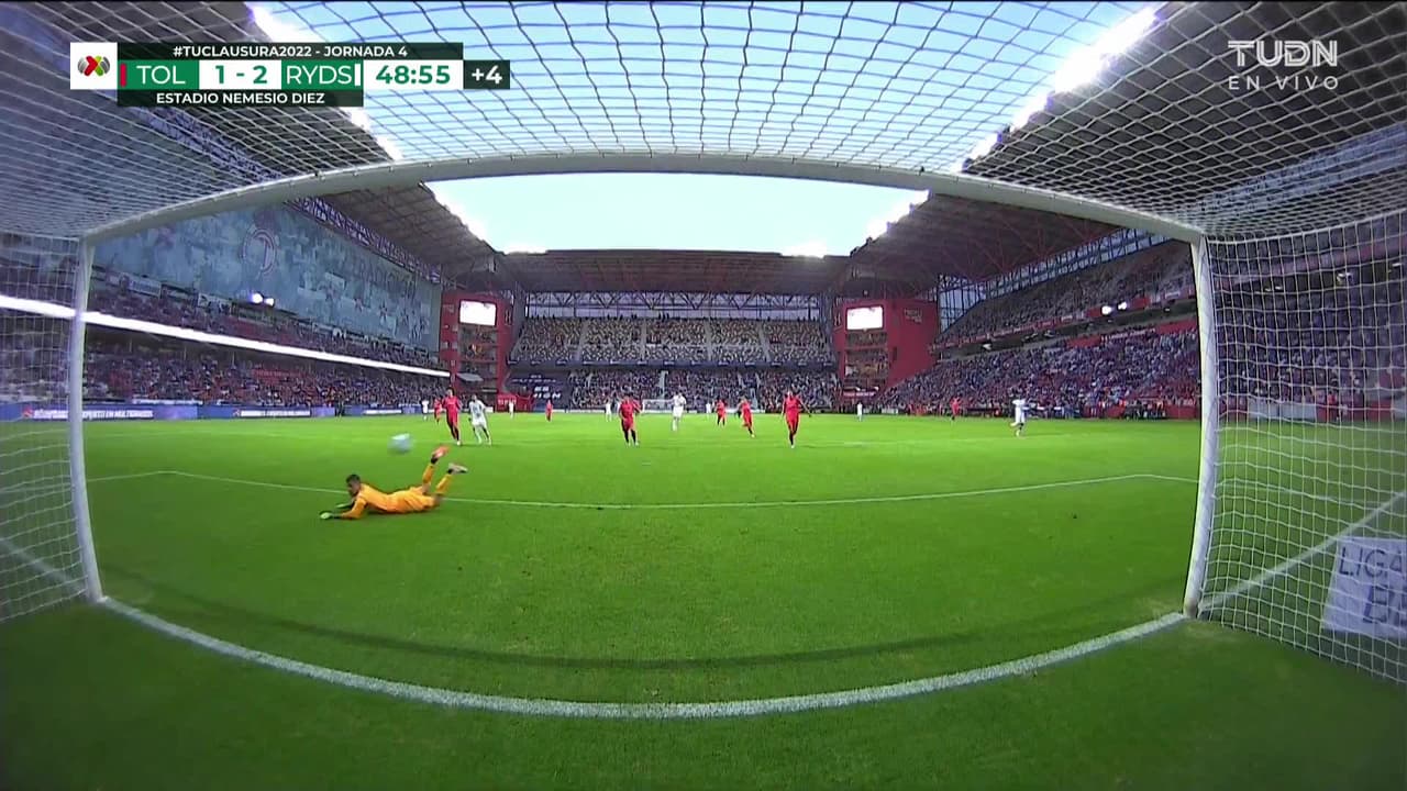 ¡CERCA! Vincent Janssen disparó que se estrella en el poste.