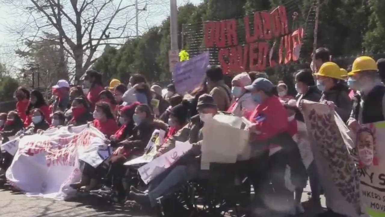 <b>En video.</b> 
<b>Piden aprobar un fondo de ayuda de $3,500 millones para los que han sido excluidos del alivio económico.</b>
<br>
<br>Cientos de activistas y trabajadores indocumentados que llevan 21 días en huelga de hambre llegaron hasta el Capitolio de Nueva York para exigirle a la legislatura y al gobernador que incluyan en el presupuesto estatal este paquete de ayuda.