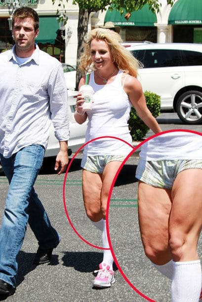 Y para sorprender aun más, usa este tipo de mini shorts con los que deja expuesta su celulitis.