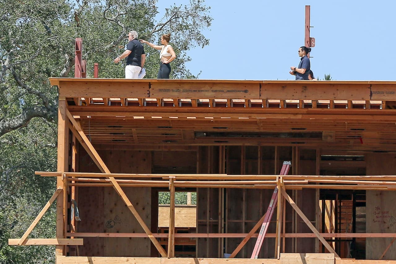 Ni JLo ni Ben Affleck han hecho oficial 
<b><a href="https://www.univision.com/famosos/interactivo-todos-los-amores-de-jennifer-lopez-a-lo-largo-de-34-anos" target="_blank">que hayan retomado el romance</a></b> que concluyeron en enero de 2004. 
<br>