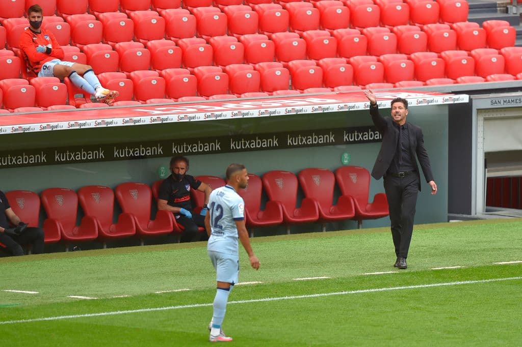 Diego 'el Cholo' Simeone dirige a sus jugadores desde su área técnica.