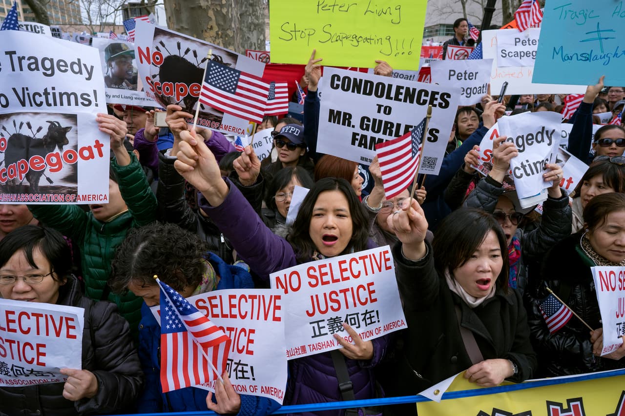 Miles de personas protestan en Nueva York contra condena a un policía