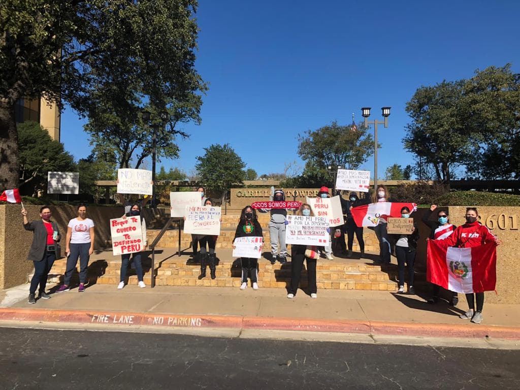 Según los organizadores de la marcha, la política peruana es combatir a los manifestantes pacíficos con gases lacrimógenos y perdigones.
<br>