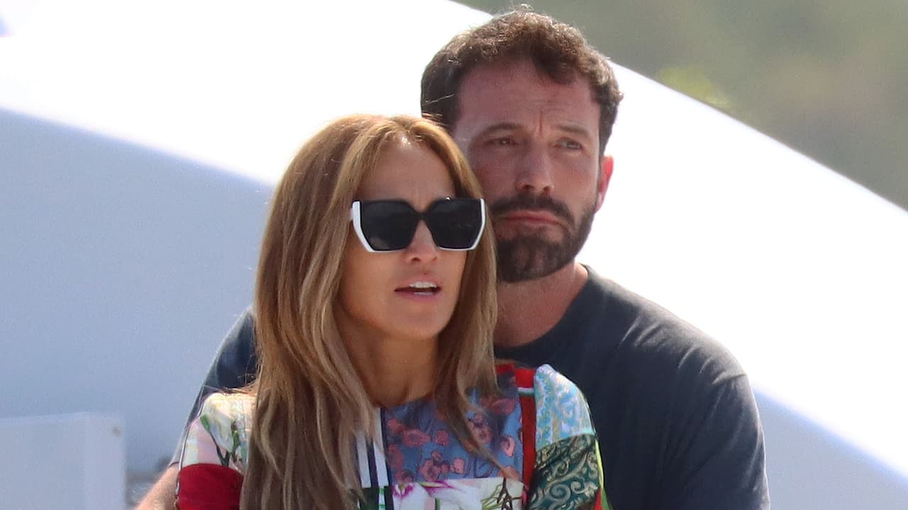 Jennifer López y Ben Affleck comenzaron a salir en el mes de abril, luego de que la actriz rompió su 
<b><a href="https://www.univision.com/famosos/razon-jennifer-lopez-termino-compromiso-a-rod">compromiso de 2 años con el exbeisbolista Alex Rodríguez</a>. </b>