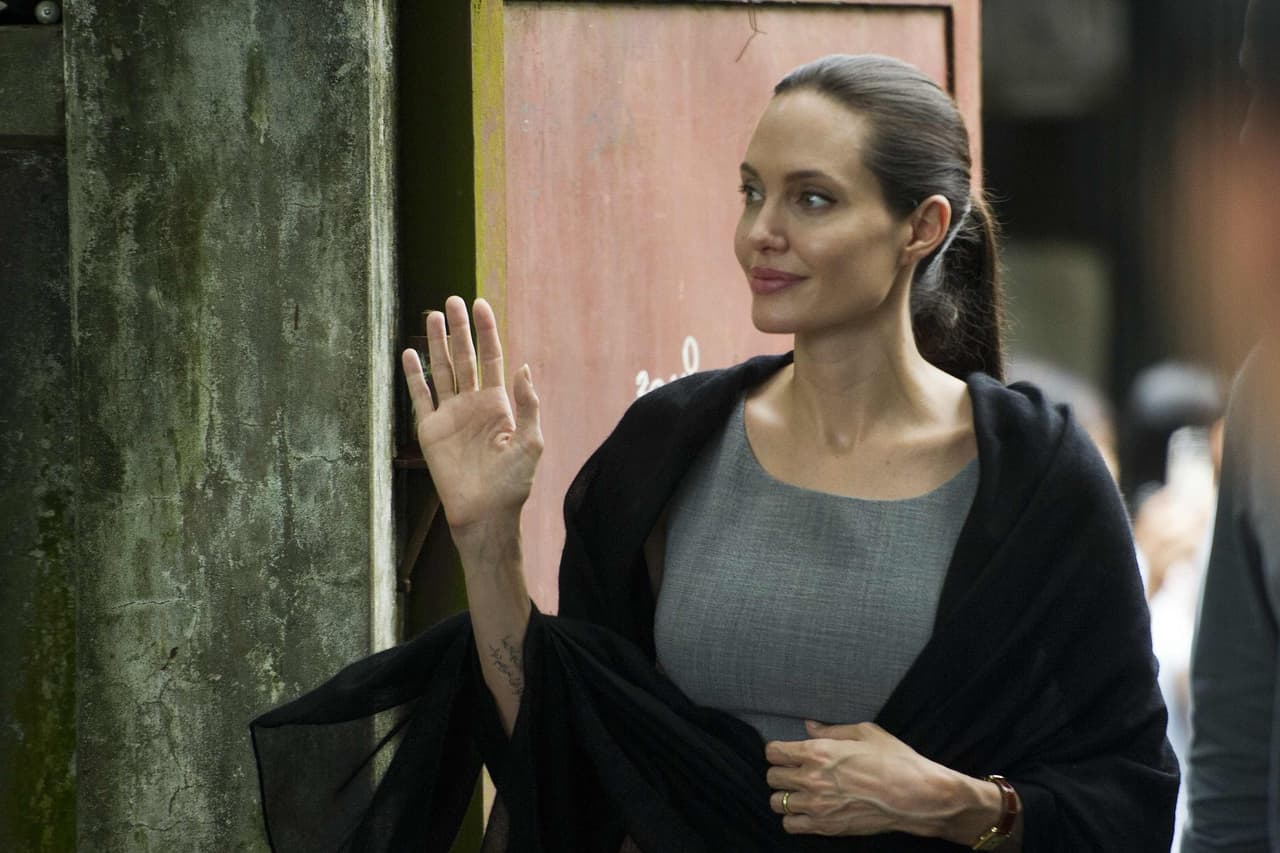 Angelina Jolie dijo que le hubiera encantado ser periodista o exploradora, ¡aunque en la vida real la vemos paseando por todo el mundo haciendo obras benéficas!