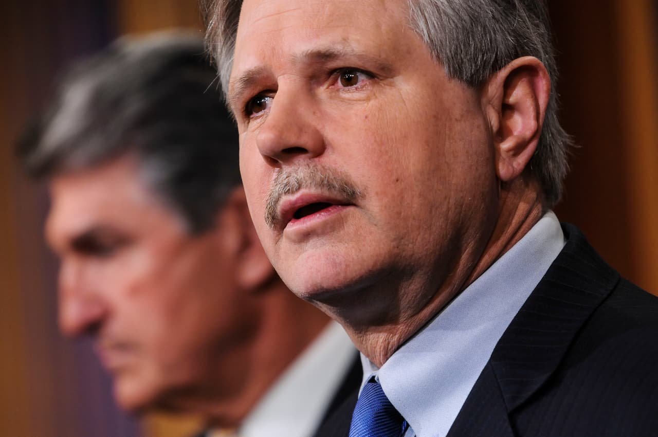 El senador John Hoeven participó en
<a href="http://bismarcktribune.com/news/state-and-regional/hoeven-hears-criticism-of-senate-health-care-overhaul/article_dbdd3e02-a1c4-50f2-9aa0-9f131e770d17.html">un foro comunitario</a> con sus votantes, quienes le explicaron los beneficios que ha traído el ACA a sus vidas.