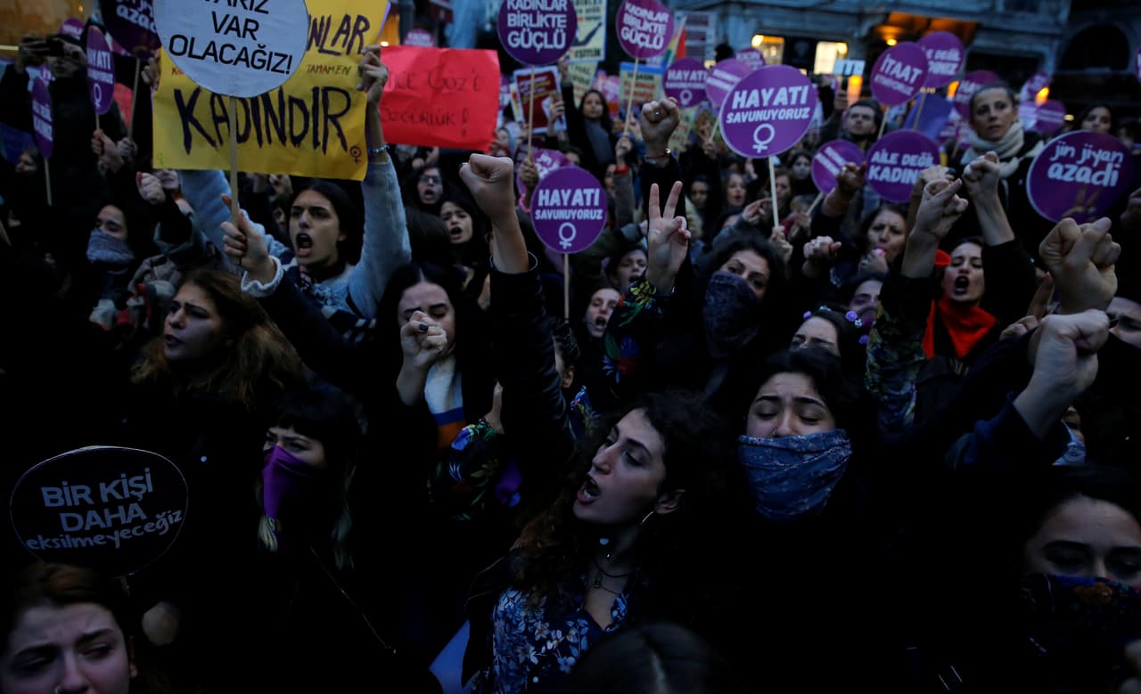 Women's rights activists gather to march through Taksim Square to protest against gender violence in Istanbul, Turkey, November 25, 2018. REUTERS/Huseyin Aldemir