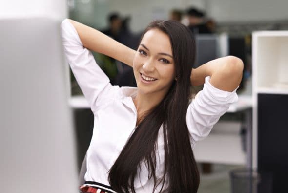 Cuello y hombros. Siéntate en el borde de la silla y extiende los brazos detrás de ti (asegúrate de que tu espalda esté recta), tomándote del respaldo del asiento o entrelazando tus dedos.