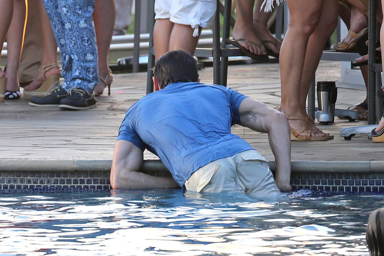 Zac salió de la piscina. ¡Ay, esos brazotes!