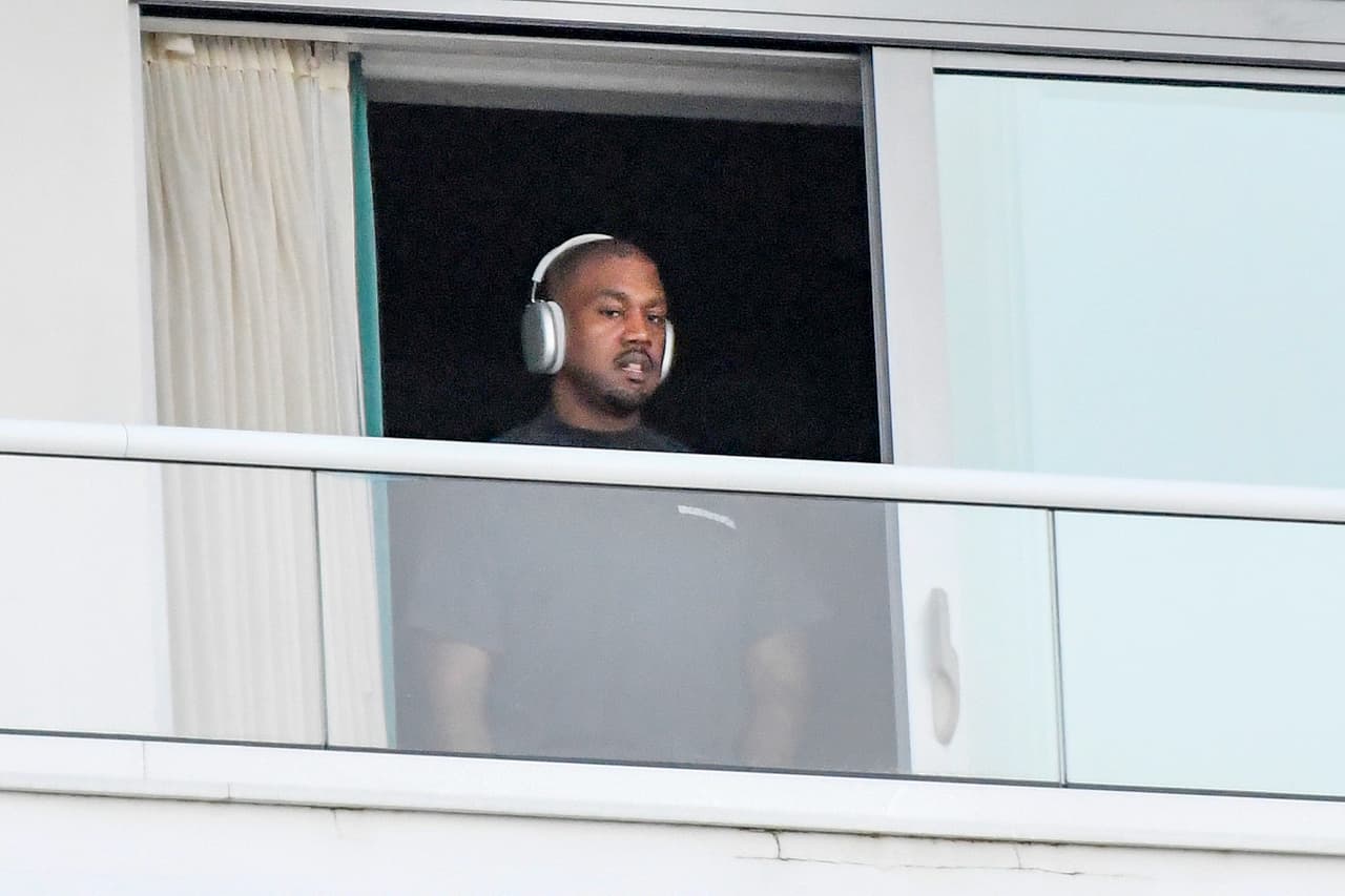 Ese mismo medio ha dado a conocer este lunes 3 de enero que tanto Julia Fox como el rapero tienen algo más que una amistad. 
<br>