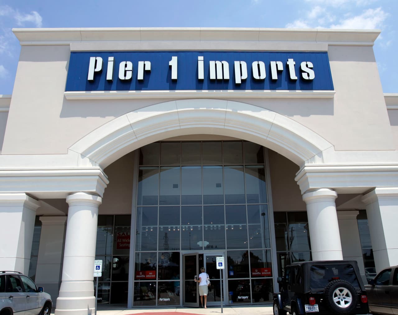 La cadena minorista Pier 1 Imports anunció el cierre de 450 tiendas, durante el 6 de enero de 2020. Los cierres corresponden a la mitad de su portafolio de locales comerciales en Estados Unidos. Además, anunció el cierre de centros de distribución y despidos en su sede principal en Texas.