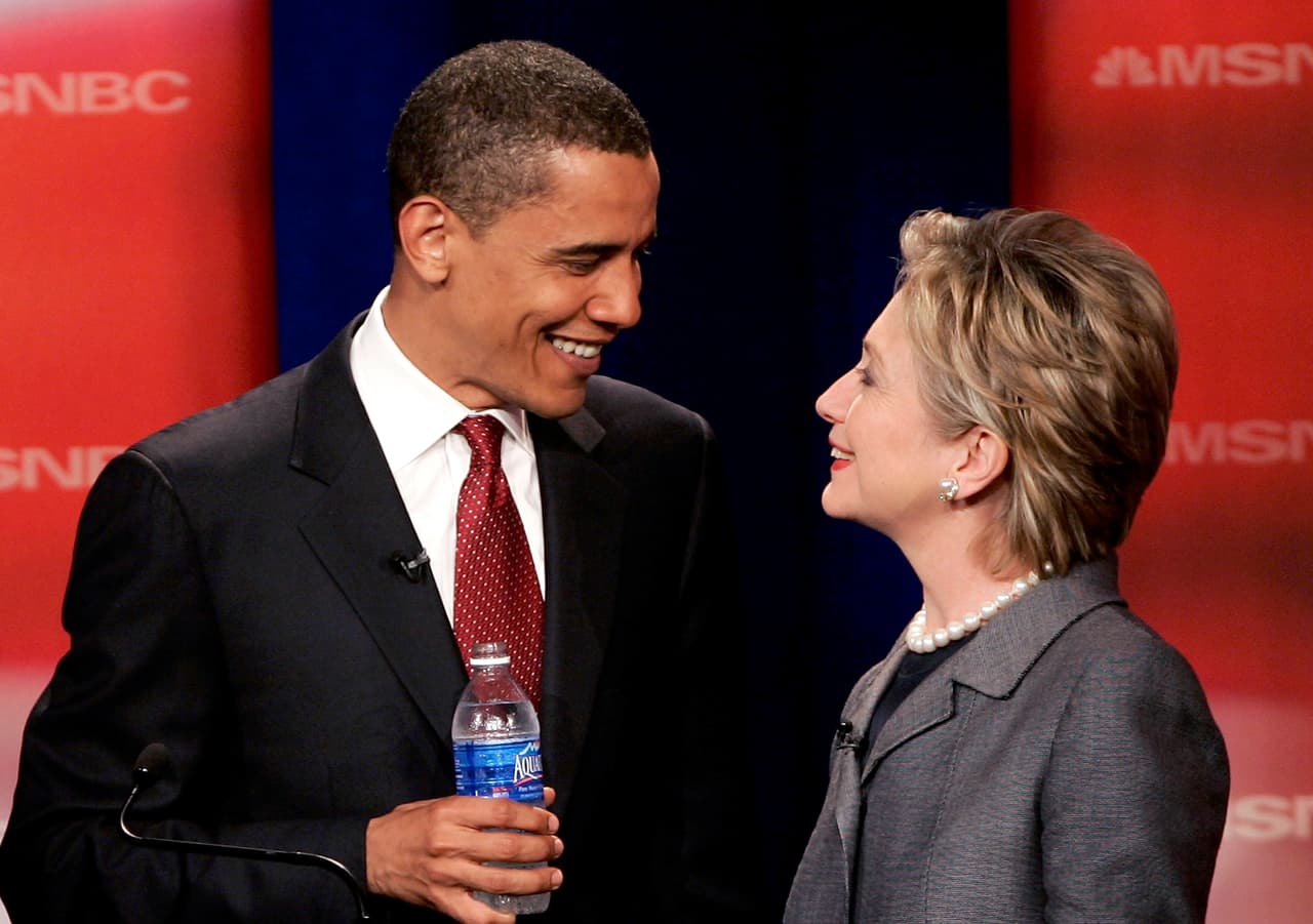 Los entonces candidatos presidenciales demócratas, el senador Barack Obama de Illinois, y la senadora de Nueva York Hillary Clinton, hablan antes del primer debate presidencial de las elecciones de 2008, el 26 de abril de 2007, en Carolina del Sur. Foto por Win McNamee/Getty Images.